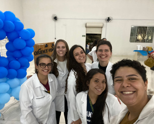 Acadmicos de Enfermagem participam de campanha Novembro Azul no bairro Santa Edwiges